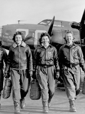 Group_of_Women_Airforce_Service_Pilots_and_B-17_Flying_Fortress